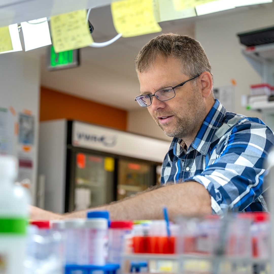 Peter Lundquist working at a lab desk