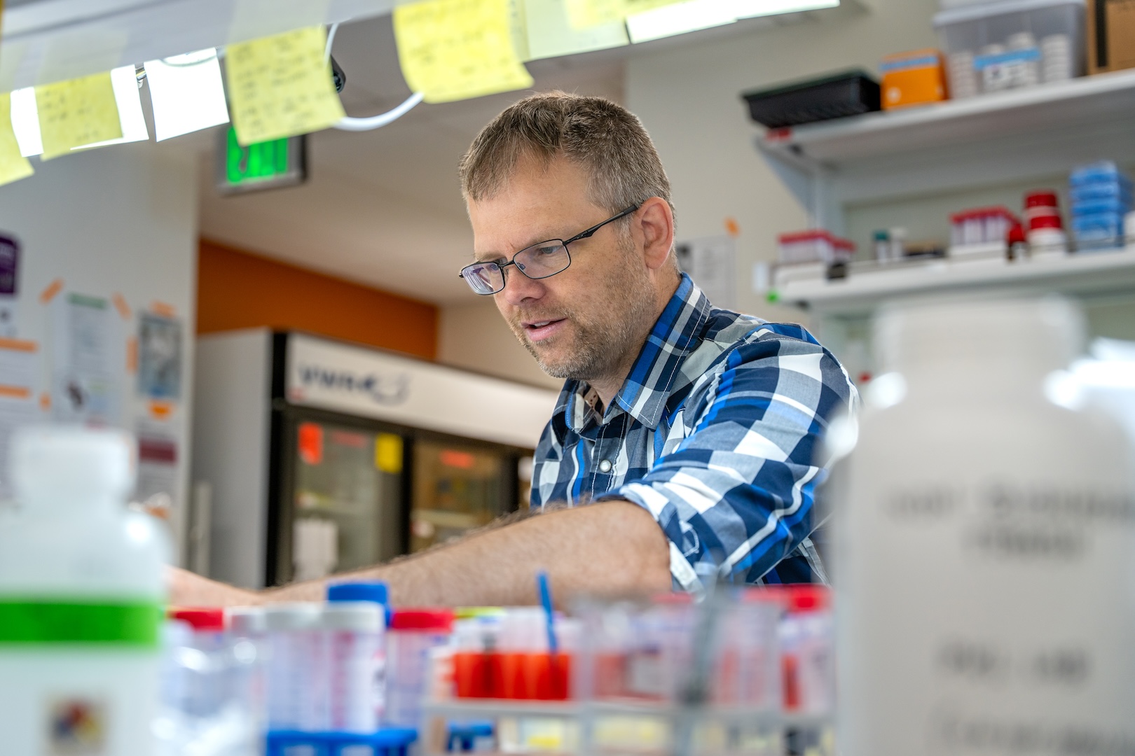 Peter Lundquist working at a lab desk